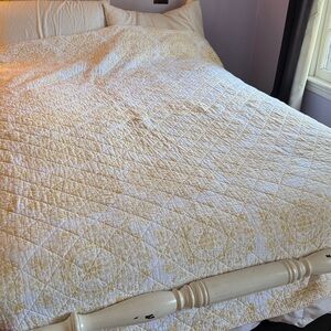 Rachel Ashwell shabby chic yellow, and white quilt full